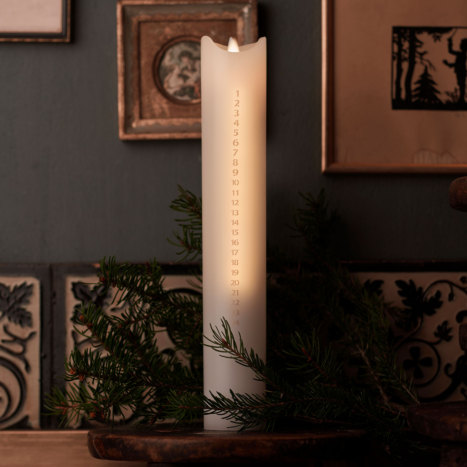 Sara Calendar Candle 30cm, White/Gold