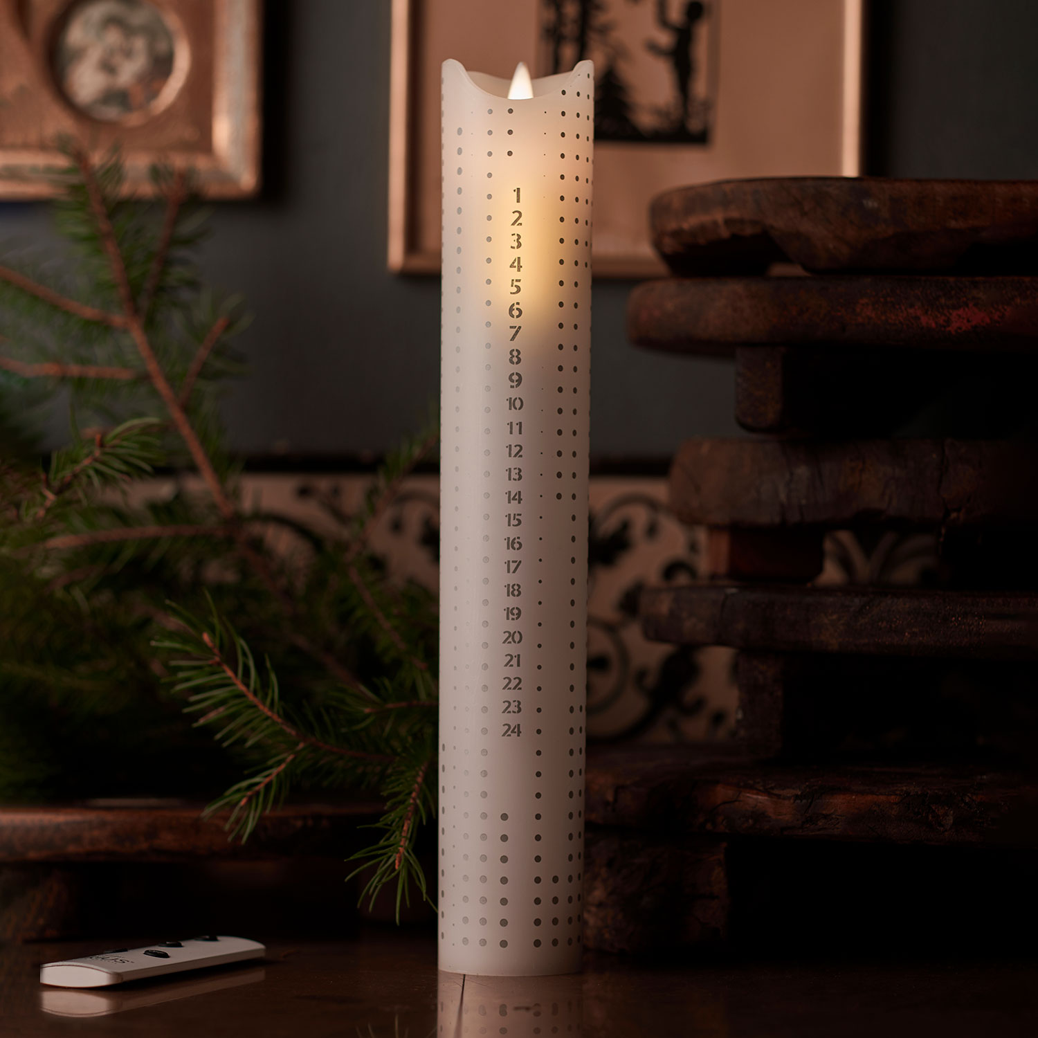 Sara Calendar Candle 30cm, Silver Dots