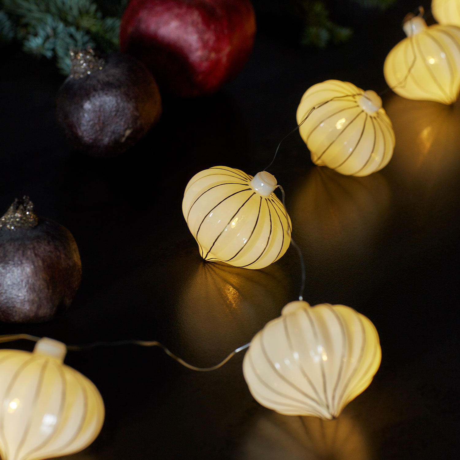 Vilma Garland - 8 LED, White/Gold