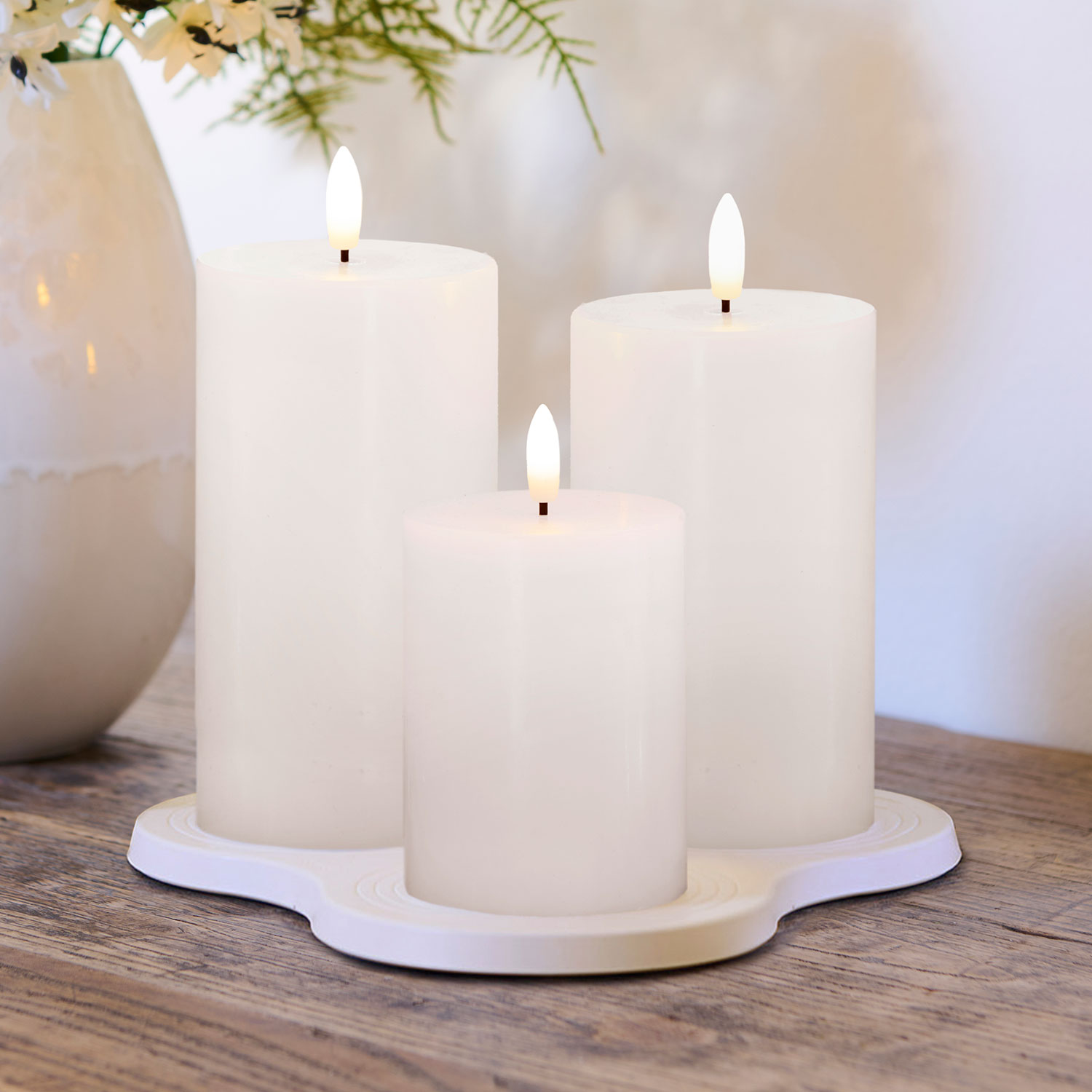Sille Rechargeable Pillar Candles 3 pcs set, White + Multicharger