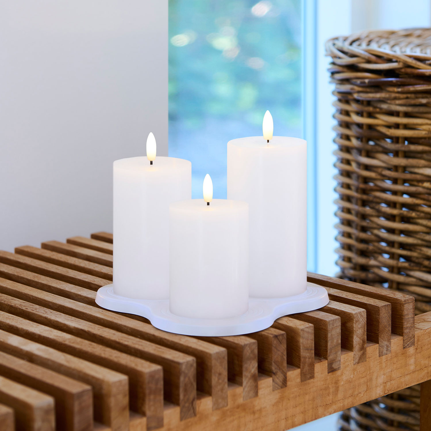Sille Rechargeable Pillar Candles 3 pcs set, White + Multicharger